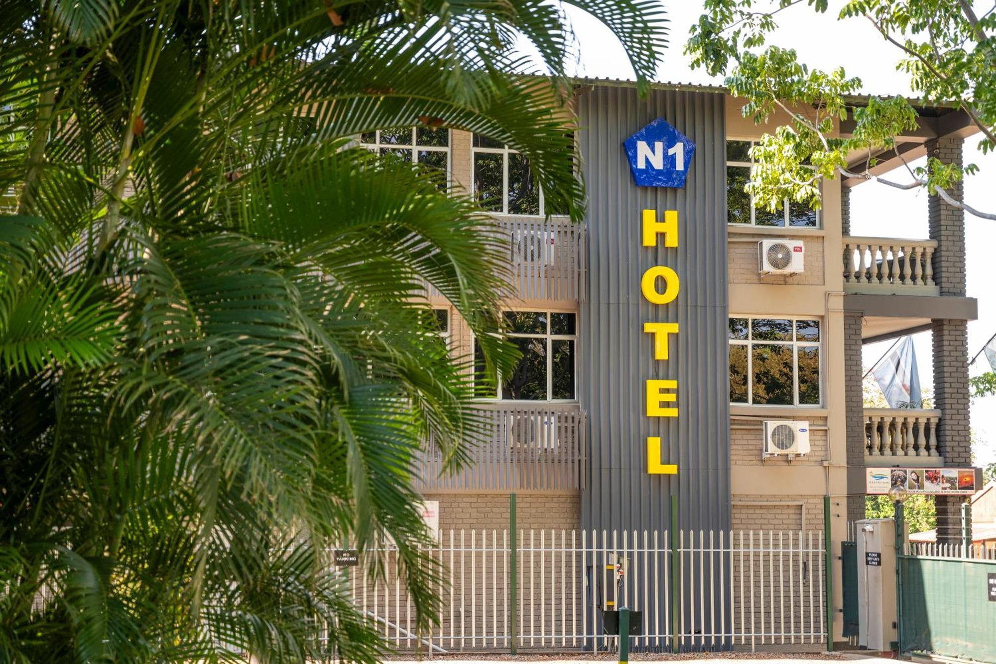 N1 Hotel & Campsite Виктория Фолс Екстериор снимка