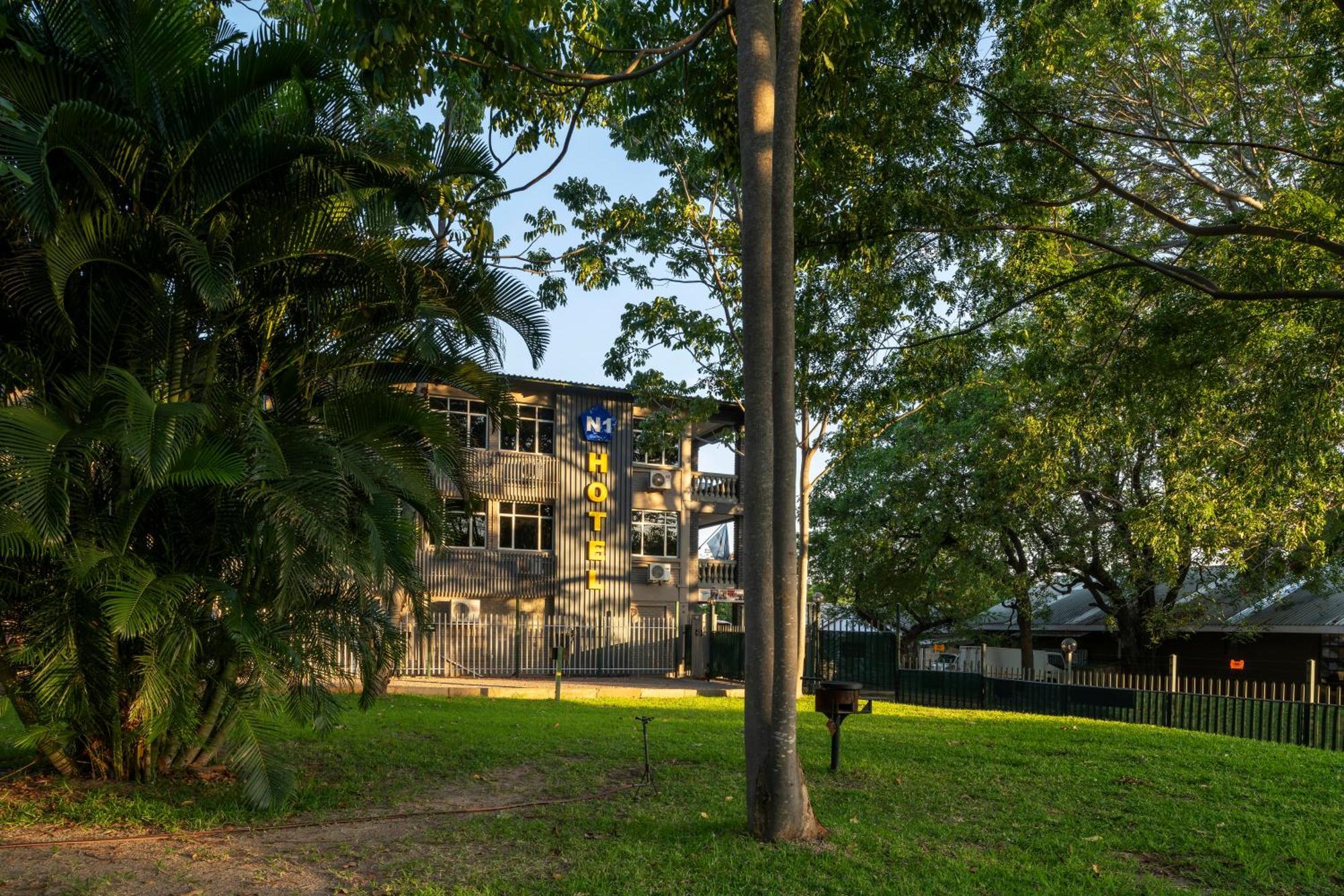 N1 Hotel & Campsite Виктория Фолс Екстериор снимка